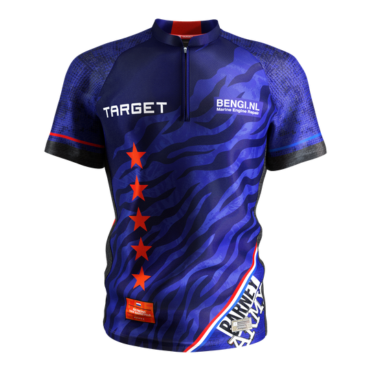 Maglia da freccette Target Coolplay Raymond Van Barneveld 2025 Das Bild zeigt das Produkt "Target Coolplay Raymond Van Barneveld 2025 Dartshirt". Das Dartshirt ist hauptsächlich blau mit roten Sternen und weißen Schriftzügen.