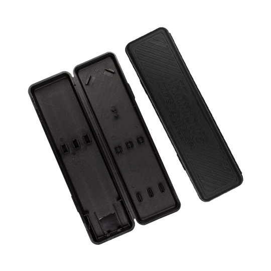 Plastikbox-HarrowsL3xgnwNut4gKC Auf dem Bild ist ein geöffnetes, schwarzes Kunststoffetui zu sehen. Es dient zur Aufbewahrung der Harrows Supergrip 90% Tungsten Steeldarts.