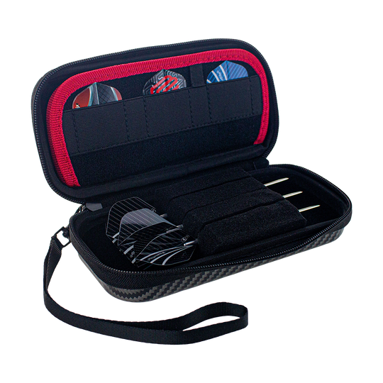 66375_Bulls_Orbis_S_Dartcase_Carbongrey_2 Das Bild zeigt das Bulls Orbis S Dartcase in der Farbe Carbongrey. Das Etui ist geöffnet und enthält Darts sowie Fächer für weiteres Zubehör.