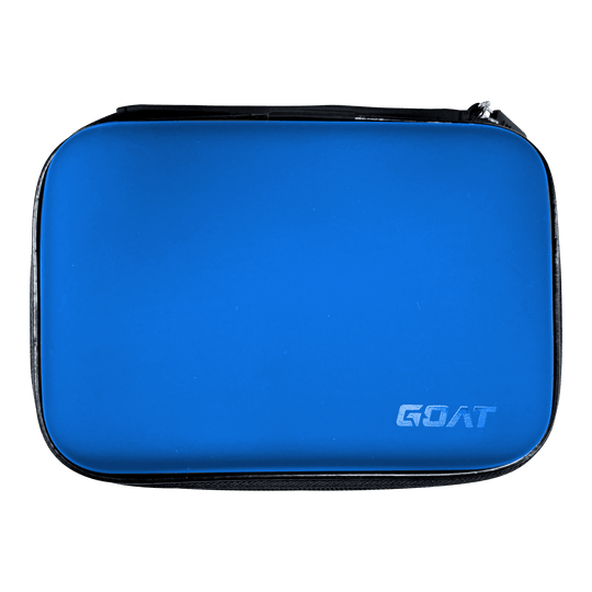 Portafoglio GOAT Locker XL Das Bild zeigt ein rechteckiges, blaues Etui mit Reißverschluss. In der unteren rechten Ecke steht das Wort "GOAT".