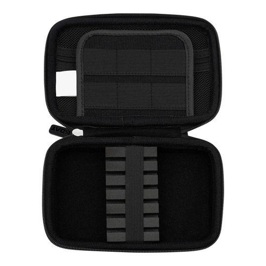 Portafoglio GOAT Locker XL Das Bild zeigt das offene Etui des Produkts "GOAT Locker XL Dartwallet". Im Inneren befinden sich elastische Halterungen und Fächer zur sicheren Aufbewahrung von Dartzubehör.