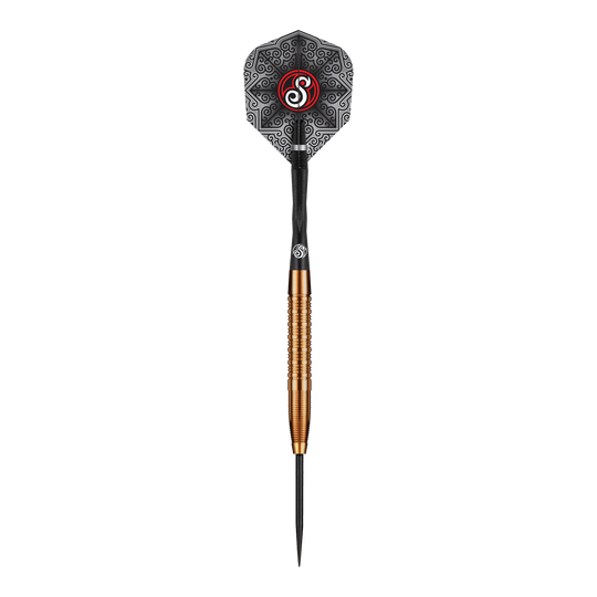 Freccette in acciaio Shot Pro Series Jake Womack - 23 g Das Bild zeigt den Shot Pro Series Jake Womack Steeldart mit einem Gewicht von 23 Gramm. Der Dart hat ein auffälliges schwarzes Flight-Design und einen goldfarbenen, gerillten Barrel.