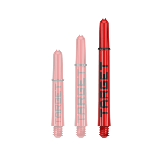 Aste Target Pro Grip TAG - 3 set - Rosso Auf dem Bild sind drei rote Dart-Schäfte in unterschiedlichen Längen zu sehen. Auf jedem Schaft steht das Wort "TARGET" in schwarzen Buchstaben.