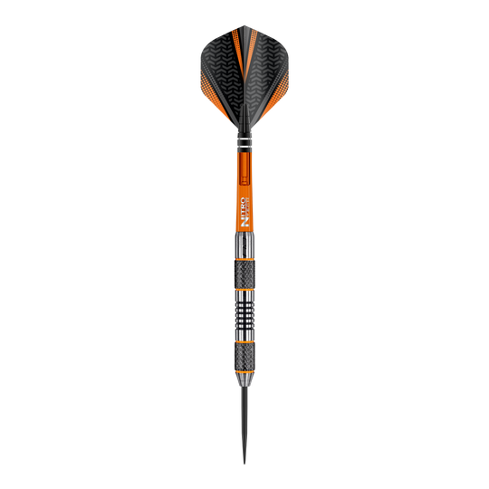 Red Dragon Amberjack 5 freccette in acciaio - 24 g Dies ist ein Steeldart der Marke Red Dragon, Modell Amberjack 5 mit einem Gewicht von 24 Gramm. Der Dart hat ein schwarzes und orangefarbenes Design mit metallischen und geriffelten Griffbereichen.
