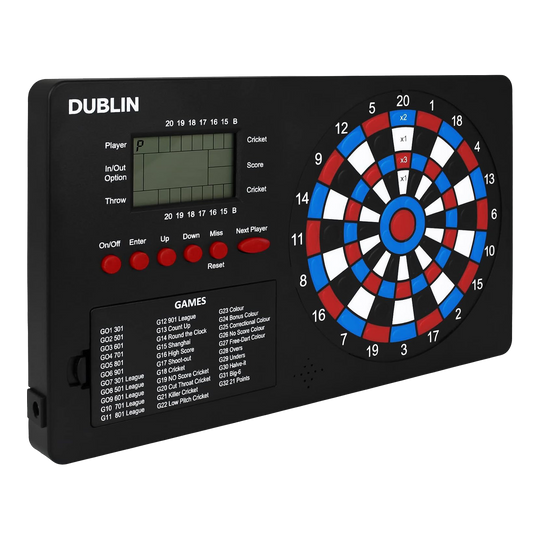Contatore di freccette XQMax Dublin Das Bild zeigt den "XQMax Dublin Dart Counter", ein elektronisches Dartboard mit digitalem Display. Auf dem Gerät befinden sich zahlreiche Tasten zur Bedienung und eine Übersicht verschiedener Dartspiele.
