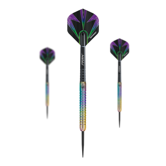 Freccette in acciaio Winmau Foxfire Urban Das Bild zeigt drei Winmau Foxfire Urban Steeldarts mit farbenfrohen Schäften und schwarzen Flights mit lila und grünen Mustern. Die Darts haben metallische Spitzen und ein modernes, auffälliges Design.