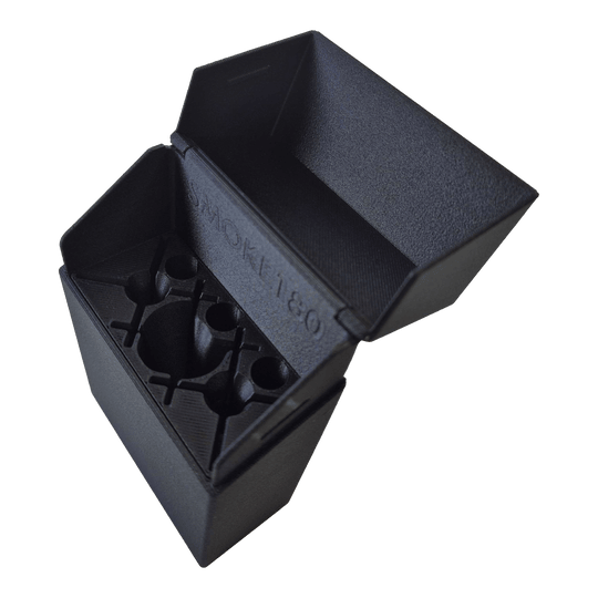 Custodia per freccette Smoke 180 con design personalizzato - Nera Vorderansicht des Smoke 180 Dartcase mit eigenem Design. Die schwarze Oberfläche und die kompakte Form sind deutlich.