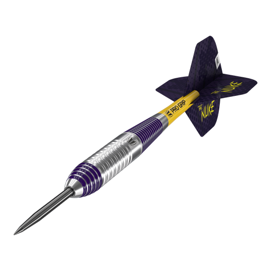 Freccette Target Luke Littler in ottone e acciaio - 22 g Das Bild zeigt einen Target Luke Littler Brass Steeldart mit einem Gewicht von 22g. Der Dartpfeil hat ein silber-violettes Barrel, einen gelben Schaft mit der Aufschrift "PRO GRIP" und violette Flights mit der Aufschrift "THE NUKE".