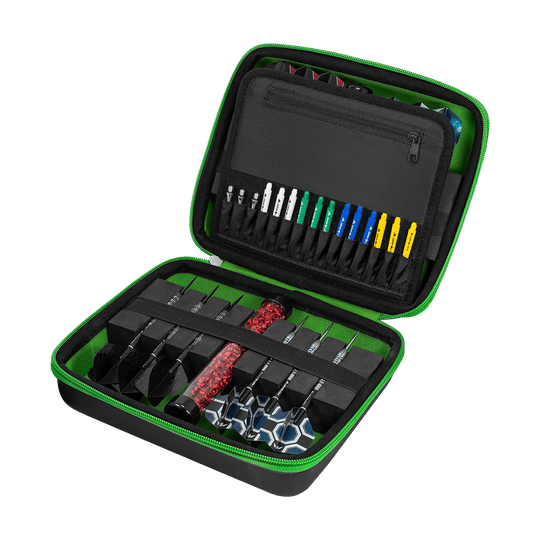 Die Abbildung zeigt ein geöffnetes Dart-Set in einer schwarzen Tasche mit grünem Rand. Im Inneren befinden sich mehrere Darts, Ersatzteile und Zubehör ordentlich sortiert.