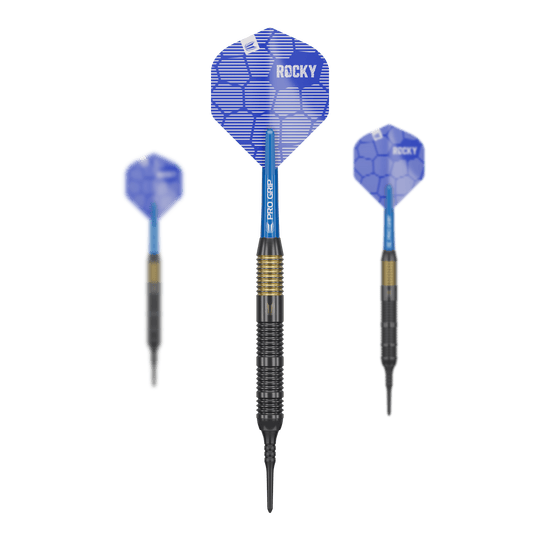 Freccette morbide Target Josh Rock Brass - 18 g Das Bild zeigt drei Softdarts des Modells "Target Josh Rock Brass Softdarts - 18g". Die Darts haben blaue Flights mit der Aufschrift "ROCKY" und einem schwarz-goldenen Barrel.