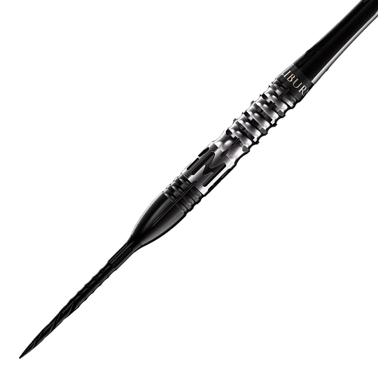 Freccette in acciaio Caliburn Player MAK Das Bild zeigt einen Caliburn Player MAK Steeldart mit einem Gewicht von 23,5g. Der Dart ist schwarz-silber und hat ein modernes, geriffeltes Griffdesign.