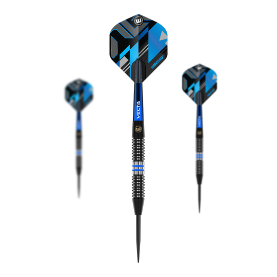 Dardi d'acciaio Winmau Galactics Das Bild zeigt drei Winmau Galactics Steeldarts mit schwarzem, blauem und silbernem Design. Die Darts haben auffällige Flights mit geometrischen Mustern in Blau und Schwarz.