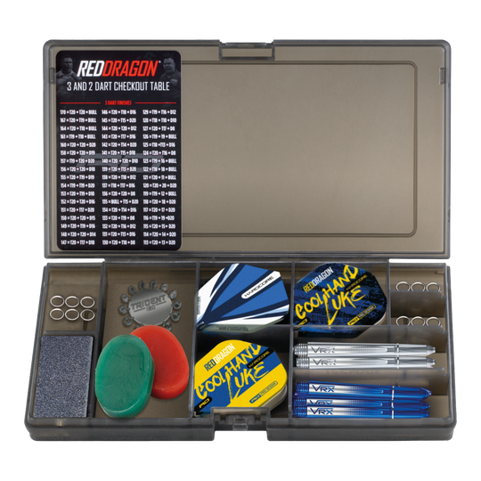 Pacchetto accessori Optima di Luke Humphries del Red Dragon Das Bild zeigt das Red Dragon Luke Humphries Optima Zubehör Pack für Darts. In der Box befinden sich Flights, Shafts, Ringe, Schleifsteine, ein Checkout-Tabelle und weiteres Dartzubehör.