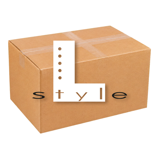 Scatola misteriosa McDart - Stile L Die Abbildung zeigt die McDart Mystery-Box - L-Style. Diese Box enthält verschiedene Überraschungsprodukte im Bereich L-Style für Dartspieler.