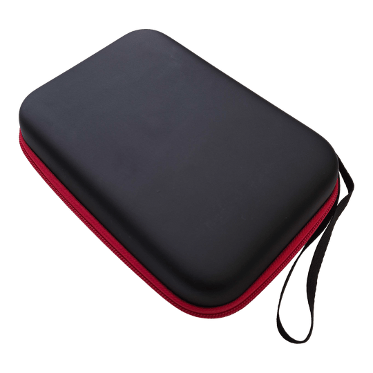 Custodia per freccette McDart System-4 Auf dem Bild ist ein Dartcase in Schwarz abgebildet. Das Etui dient zum sicheren Transport von Dart-Pfeilen.