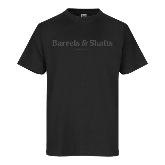 T-shirt barili e alberi - nera Das Bild zeigt ein schwarzes T-Shirt mit dem Aufdruck "Barrels & Shafts" auf der Vorderseite. Unter dem Schriftzug steht in kleinerer Schrift "DARTS CO".
