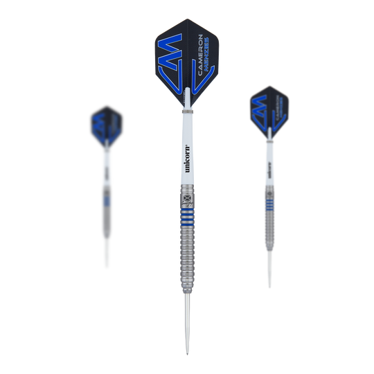 Freccette in acciaio Unicorn Contender Cameron Menzies - 23 g Das Bild zeigt drei Steeldarts des Modells "Unicorn Contender Cameron Menzies - 23g". Die Darts haben silberne Spitzen, weiße Shafts und blaue Flights mit dem Namen "Cameron Menzies".