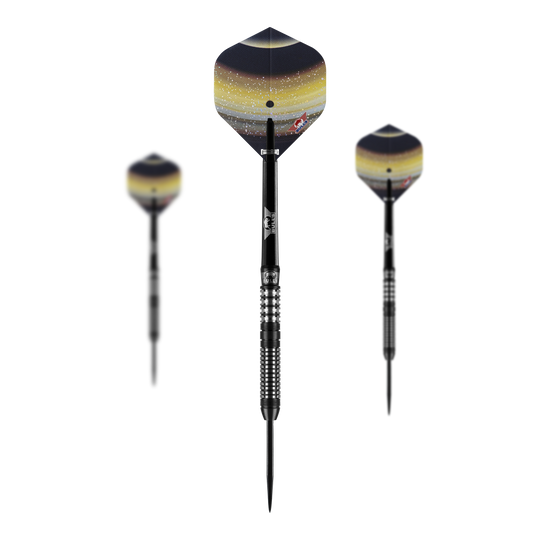 Bulls NL Luna Neoma freccette in acciaio Das Bild zeigt drei Steeldarts des Modells "Bulls NL Luna Neoma". Die Flights der Darts haben ein dunkles, galaktisches Design mit gelben und weißen Akzenten.