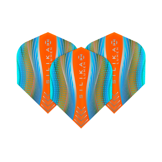 HF5126_Harrows_Silikia_Lumen_Cyan_Orange_No6_Flights_1b4IVe30S47Jfy Das Bild zeigt drei Dart-Flights des Modells „Harrows Silika Lumen Cyan Orange No6“. Die Flights sind in auffälligen Farben mit orangefarbenen, blauen und goldenen Mustern gestaltet.
