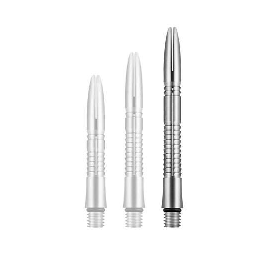 Aste Shot Mako Titanium Auf dem Bild sind drei silberne, metallische Dartschäfte in unterschiedlichen Längen zu sehen. Sie haben ein geriffeltes Design und sind aus Titan gefertigt.