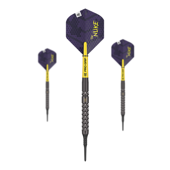 Freccette morbide Target Luke Littler GEN1 - 19 g Das Bild zeigt drei Softdarts des Modells "Target Luke Littler GEN1 - 19g". Die Darts haben schwarze Spitzen, gelbe Schäfte mit der Aufschrift "PRO GRIP" und violette Flights mit dem Schriftzug "THE NUKE".