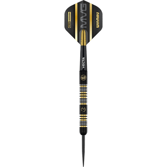 1481_Winmau_Michael_Van_Gerwen_Trilogy_Steeldarts_1BoNJxaXpAKJJ8 Dies ist ein schwarzer Steeldartpfeil mit goldenen und silbernen Akzenten. Auf dem Flight stehen die Buchstaben "MVG" und "Winmau".