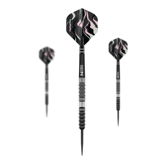 Freccette in acciaio coniche Paradym Red Dragon Auf dem Bild sind drei Red Dragon Paradym Tapered Steeldarts zu sehen. Die Darts haben ein schwarzes Design mit silbernen Akzenten und gemusterten Flights.