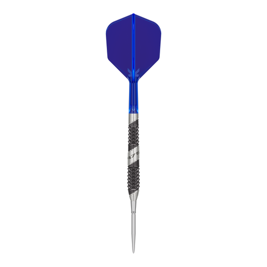 Freccette in acciaio Target 975 Ultra Marine 02 Swiss Point Das Bild zeigt einen Pfeil mit einer blauen Flights und einer silber-schwarzen Metallspitze. Der Pfeil hat ein modernes und sportliches Design.