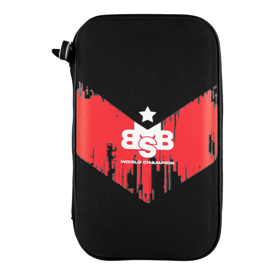 Shot Michael Smith Campione del Mondo Custodia per freccette tascabile - Vittoria Das Bild zeigt ein schwarzes Dart-Etui mit rotem V-Design und der Aufschrift „BSB World Champion“. Es ist das „Shot Michael Smith World Champion Pocket Dartcase - Victory“.