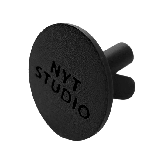 Portafreccette compatto NYT Studio Das Bild zeigt einen schwarzen, kompakten Dart-Halter. Es handelt sich um den NYTStudio Compact Darts Halter.