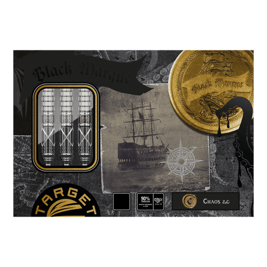 Freccette in acciaio Target Japan Black Marque Chaos 2 SP Die Abbildung zeigt das Produkt "Target Japan Black Marque Chaos 2 SP Steeldarts" in einer aufwendig gestalteten Verpackung. Auf der Verpackung sind drei Steeldarts, ein Segelschiff und goldene Münzen abgebildet.
