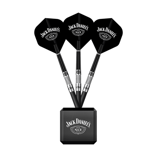 JD7019_Mission_Jack_Daniels_W-rfel_Darts_Display_3 Das Bild zeigt drei schwarze Darts mit dem Jack Daniel's Logo auf den Flights. Sie sind in einem Würfel-Display mit ebenfalls sichtbarem Jack Daniel's Schriftzug aufgestellt.