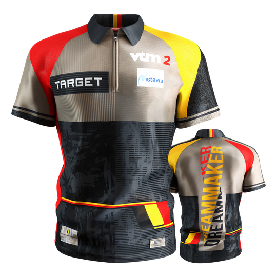 Maglia da freccette Target Coolplay Dimitri Van Den Bergh 2025 Das Bild zeigt das "Target Coolplay Dimitri Van Den Bergh 2025 Dartshirt" von vorne und hinten. Das Shirt ist bunt gestaltet mit den Farben Schwarz, Rot, Gelb und Beige und trägt verschiedene Logos sowie den Schriftzug "DREAMMAKER" auf der Rückseite.