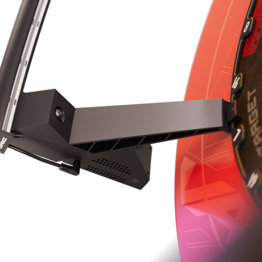 Das Bild zeigt das Target OMNI Auto-Scoring-System, das an einer Dartscheibe befestigt ist. Der Fokus liegt auf dem modernen Sensorarm und der leuchtenden Umrandung der Scheibe.