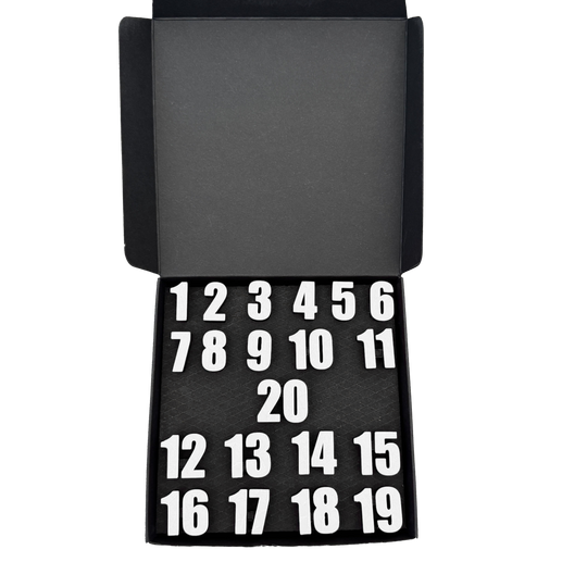 Anelli numerati per freccette McDart / Anello numerato classico Das Bild zeigt eine Box mit dem Namen 'classic wei box'. Die Verpackung ist deutlich und das Produkt steht im Mittelpunkt.