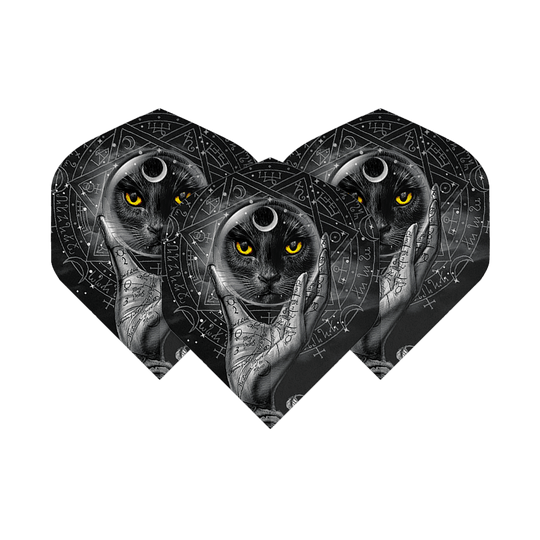 Alchemy Grimalkins Glass No2 Voli standard Dieses Bild zeigt drei Dartflights mit einem mystischen Design. Darauf ist ein schwarzer Kater mit gelben Augen und einer kristallhaltenden Hand vor einem magischen Hintergrund abgebildet.