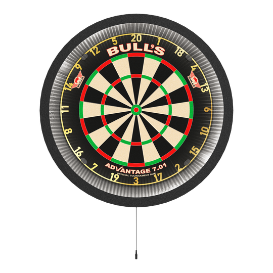 Sistema di illuminazione surround Bulls NL Lumo 2 Light Das Bild zeigt das Produkt "Bulls NL Lumo 2 Light Surround Beleuchtungssystem" an einem Dartboard. Der runde LED-Lichtring um den Dartboard sorgt für eine gleichmäßige Ausleuchtung beim Spielen.