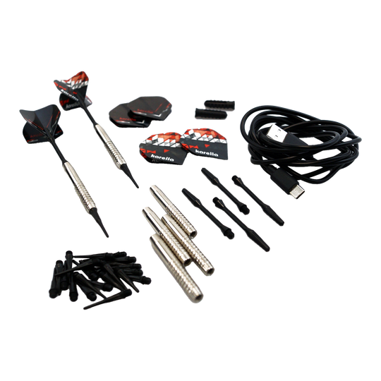 Bersaglio elettronico morbido Karella CB-Smart Das Bild zeigt das Zubehörset der Karella CB-Smart Elektronischen Soft-Dartscheibe, darunter mehrere Dartpfeile, Ersatzspitzen, Flights und ein USB-Kabel. Die Einzelteile sind ordentlich auf einem hellen Hintergrund angeordnet.
