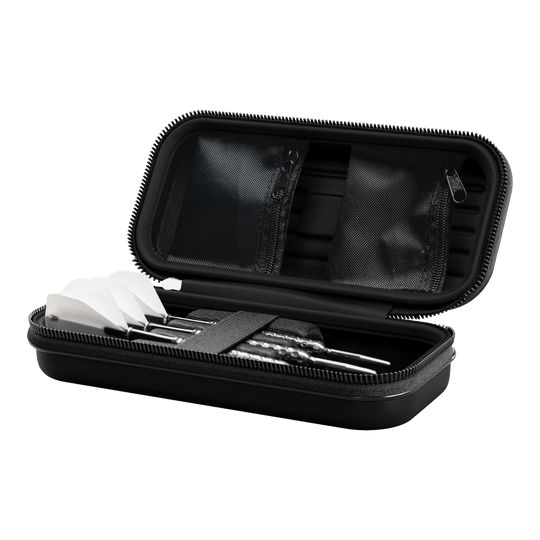 Astuccio per freccette Target Takoma Stephen Bunting Das Bild zeigt das Produkt "Target Takoma Stephen Bunting Dartcase". In dem geöffneten Etui befinden sich drei zusammengebaute Darts und kleine Netztaschen im Deckel.