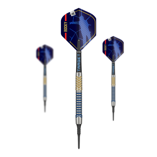 Freccette morbide Target Josh Rock GEN1 - 20 g Das Bild zeigt drei Softdarts des Modells "Target Josh Rock GEN1" mit einem Gewicht von 20g. Die Darts haben blaue Flights mit dem Schriftzug "ROCKY" und ein metallisch gemustertes Barrel.