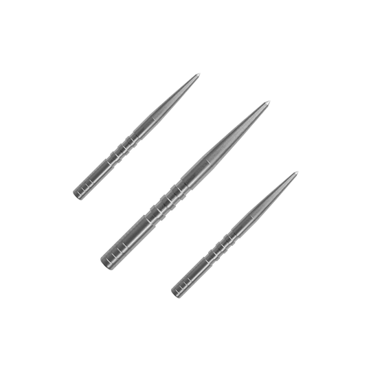 Condor Beak Point con punte di freccia tagliate Das Bild zeigt drei silberne Dartspitzen, die nebeneinander angeordnet sind. Sie sind aus Metall und haben eine schlanke, spitz zulaufende Form.