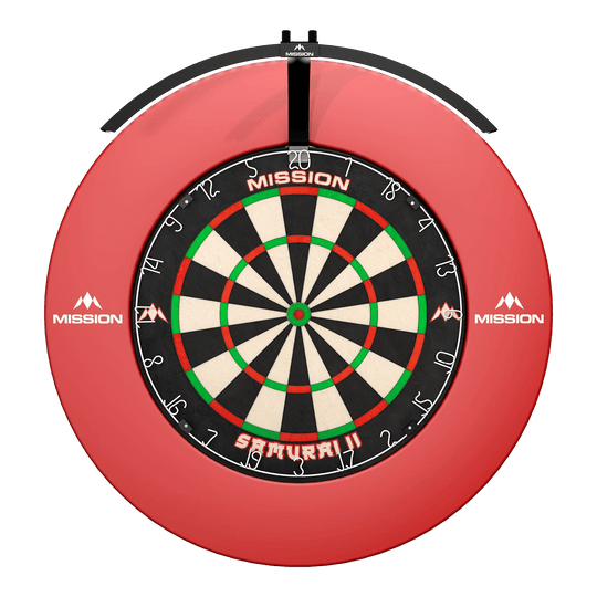 Illuminazione per bersaglio per freccette a LED pieghevole Mission Torus 100 Das Bild zeigt ein rundes, beleuchtetes LED-Dartboard mit der Aufschrift "Mission Torus 100" und "Samurai II" in der Mitte. Das Dartboard ist von einem roten Schutzring mit dem Mission-Logo umgeben.