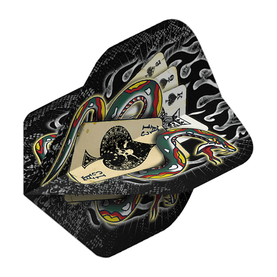 Alchemy Snake Of Spades No2 Voli Standard Das Bild zeigt die „Alchemy Snake Of Spades No2 Standard Flights“. Das Design zeigt eine bunte Schlange, die sich um Spielkarten windet, vor einem schwarzen Hintergrund mit Flammenmotiven.