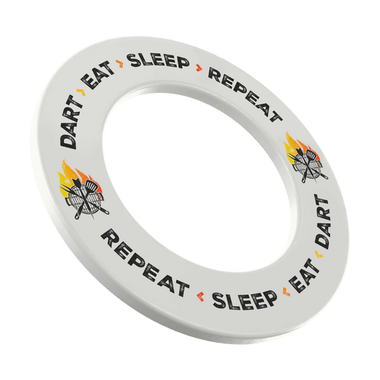 McDart Dartboard Surround - Dart Eat Sleep Repeat Dartboard-Surround in Weiß mit dem Slogan 'Dart Eat Sleep Repeat'. Das Bild zeigt das Produkt von vorne.