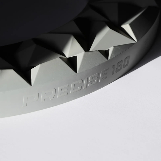 Bersaglio per freccette 3D Precise 180 Subterra - Grigio Nordico Abgebildet ist das Precise 180 3D Dartboard Surround Subterra in der Farbe Nordic Grey. Es dient als schützendes und dekoratives Element für Dartscheiben.