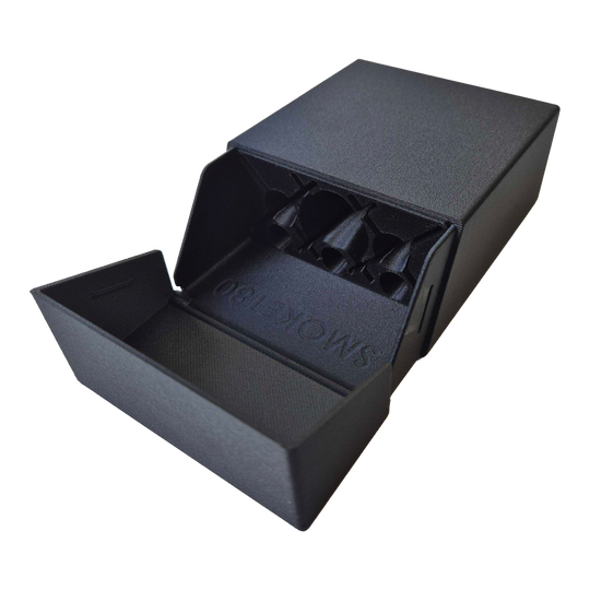 Custodia per freccette Smoke 180 con design personalizzato - Nera Nahaufnahme des Smoke 180 Dartcase mit individuellem Design in Schwarz. Die Verschluss-Mechanik ist erkennbar.