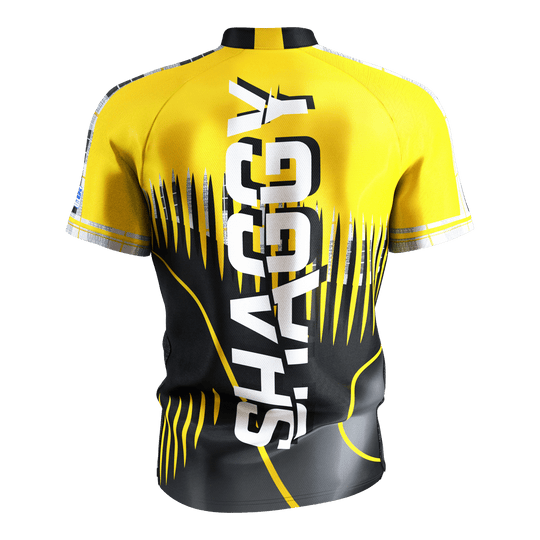 Das Bild zeigt ein gelb-schwarzes Dartshirt mit dem großen weißen Schriftzug "SHAGGY" auf der Rückseite. Das Shirt hat ein auffälliges, modernes Design mit dynamischen Linien und Mustern.