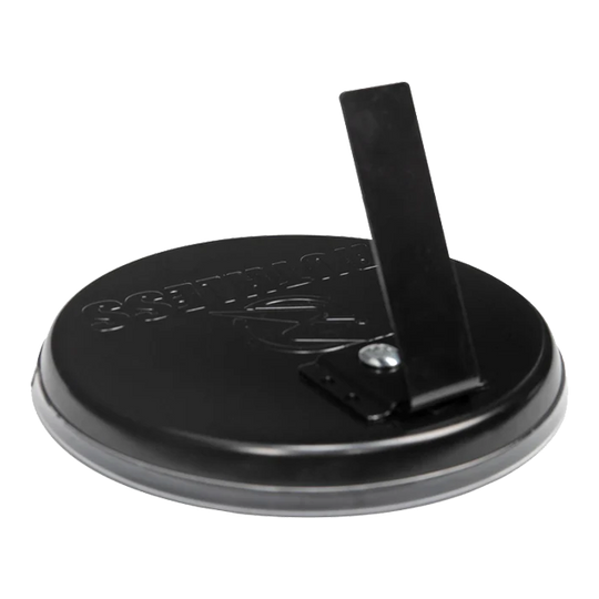 Set di freccette da tavolo Ruthless Mini Das Bild zeigt die Rückseite eines Produkts namens "Ruthless Mini Desktop Dartboard Set". Es ist eine runde schwarze Basis mit einem klappbaren Ständer.