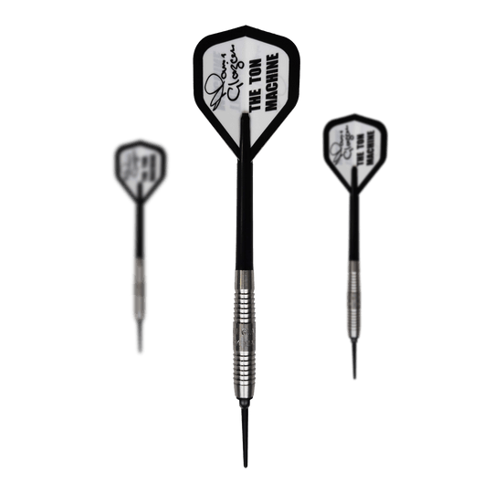 Freccette morbide McKicks Alam Glazier Shark Machine Das Bild zeigt drei Softdarts des Produkts "McKicks Alam Glazier Shark Machine". Die Darts haben silberne Griffe und weiße Flights mit der Aufschrift "THE TON MACHINE".