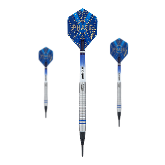 Gary Anderson, campione del mondo di Unicorn Phase 6, freccette morbide Das Bild zeigt drei Softdarts des Produkts „Unicorn Phase 6 World Champion Gary Anderson“. Die Darts haben silberne Schäfte und blaue Flights mit dem Schriftzug „PHASE“ darauf.